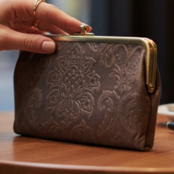 Hobo Candace Style Gray Leather Embossed Clutch Wallet - Picture 7 of 9